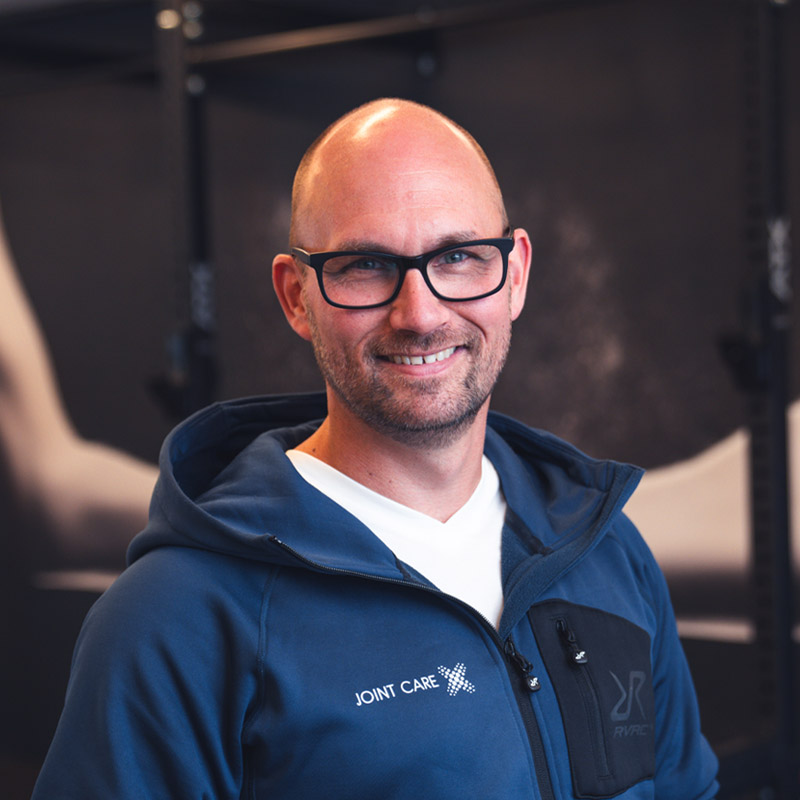 Dennis Hofstra, de eigenaar van Joint.Care en fysiotherapeut gespecialiseerd in sportfysiotherapie