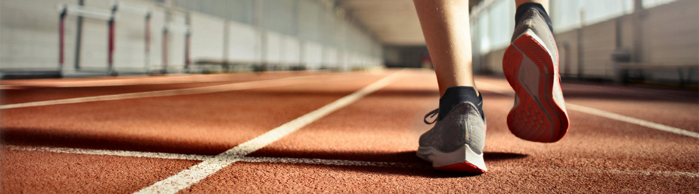 Hardloopschoenen close-up op renbaan