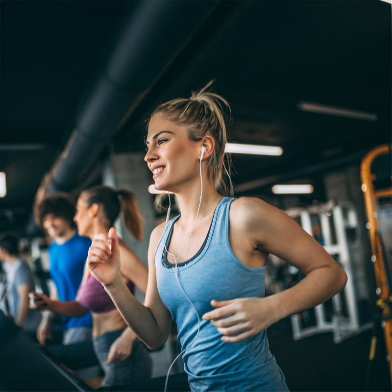 Fitness workout op loopband, sportieve vrouw