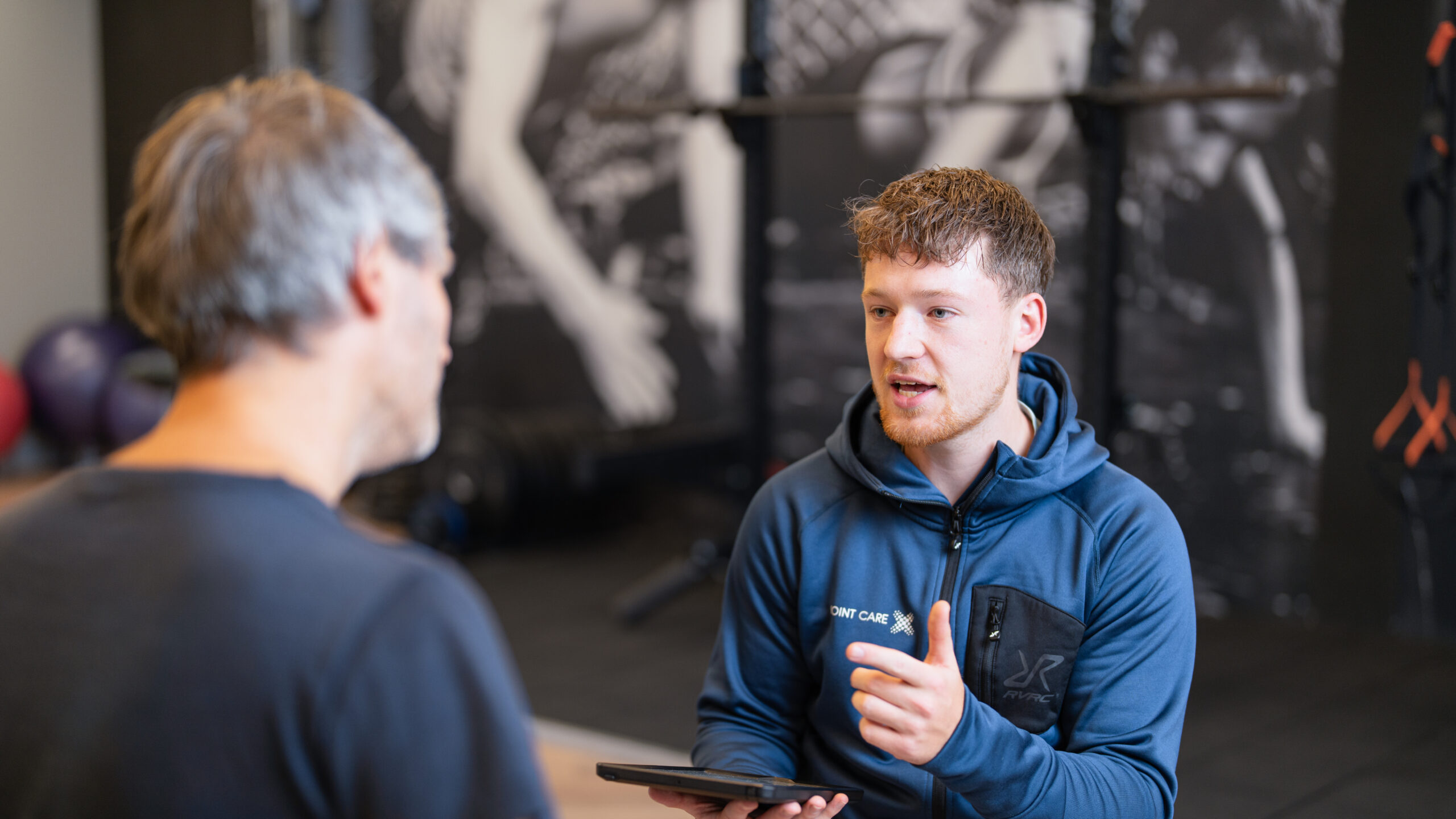 Man krijgt uitleg over VALD testen in Joint Care portaal